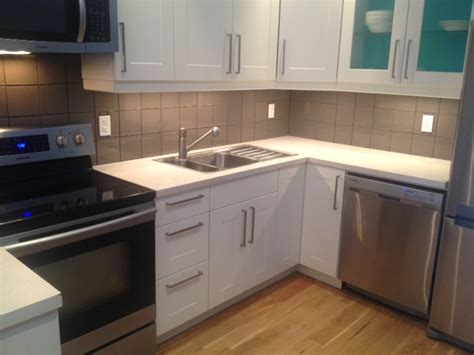 This article will list a reliable method for removing that unsightly glass tile backsplash. Backsplash Removal - How Not to Do it - Storefront Life