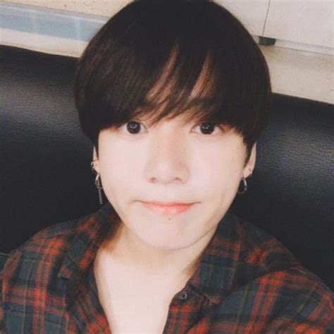 Check out this biography to know about his childhood, family life, achievements and fun facts. BTS Jungkook's Twitter Post Becomes Fastest Tweet By ...