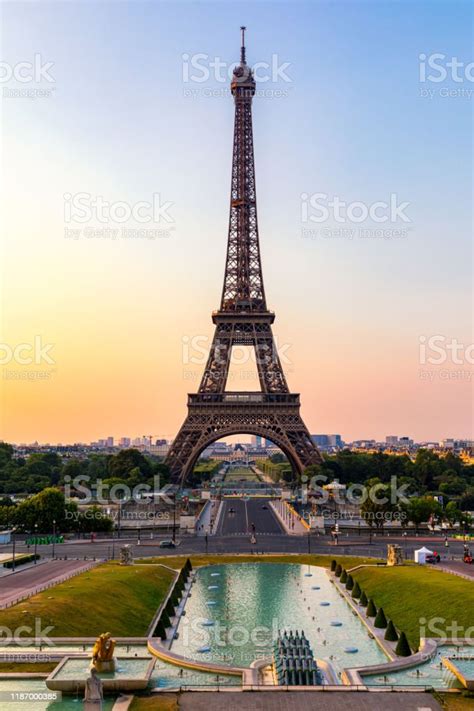 여름에 에펠 탑 파리 프랑스 푸른 하늘 아래 에펠 탑의 아름다운 파노라마 아름다운 여름날 프랑스 파리의 에펠탑 전경 파리 프랑스