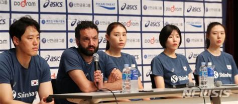 ▲ 카자흐스탄과 경기서 리시브하는 이재영 ⓒ fivb 제공. 학폭으로 다 누렸던 이재영·이다영 며칠 만에 전부 잃었다