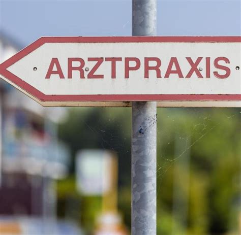 〈in übertragener bedeutung:〉 (umgangssprachlich) den muss ich noch impfen. Hausärzte dürfen Menschen über 60 mit Astrazeneca impfen ...