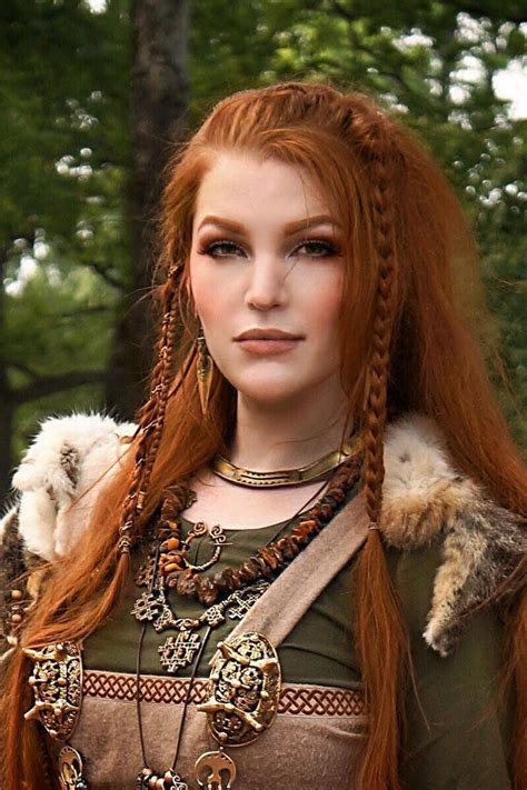 pin de soma aurore en pagan drag ideas peinados étnicos peinados medievales trenza celta