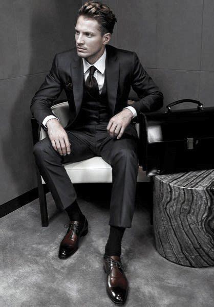 50 Black Suit Styles For Men 2023 Style Guide スタイリッシュな男性 男性の服 秋の