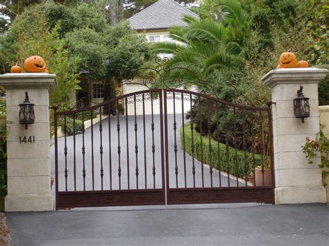 With this gorgeous blue gate, who could drive past and not notice it? Iron Gate Designs for Homes | HomesFeed