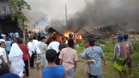 Dan saya rasa ini adalah yang paling lengkap di dunia maya. Duka di Hari Lebaran, Pasar Sentral Lamasi Terbakar ...
