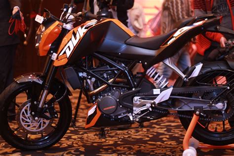 Colour options and price in india. Best Online Stuffs: Bajaj KTM 200 Duke Launched at Rs. 1 ...