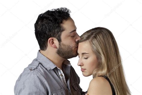 Un Homme Embrasse Une Femme Sur Le Front Photographie Kozzi