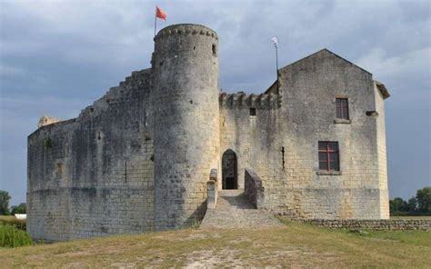 Grâce à notre annuaire de pharmacie et pharmacies de gardes, vous trouvez les coordonnées d'une pharmacie proche de chez vous, même en urgence ! Voici le seul château fort de la Charente-Maritime