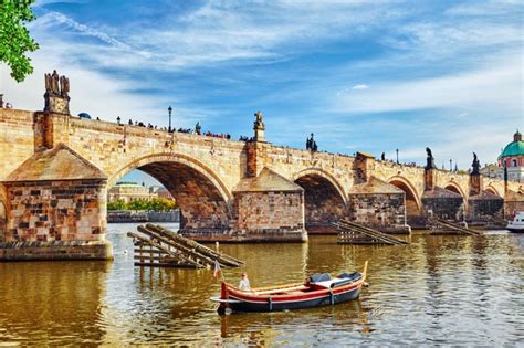 Několik desítek centimetrů dlouhého obrazce si všimli v neděli ráno strážníci. Karlův most, symbol Prahy a nejstarší most přes Vltavu ...