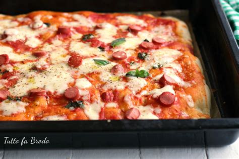 · la pizza in teglia è la classica pizza lievitata da preparare in casa: IMPASTO PIZZA IN TEGLIA FATTA IN CASA | Tutto fa Brodo in ...