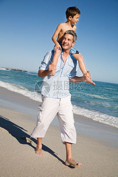 父亲肩扛在海边的男孩高清图片下载 正版图片501504472 摄图网