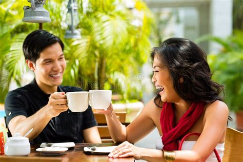 Asiatischer Mann Und Frau Im Restaurant Oder Im Café Stockfoto Bild Von Indonesisch Kaffee