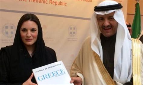 Σε πελάγη ευτυχίας πλέει η όλγα κεφαλογιάννη καθώς παντρεύτηκε κάτω από άκρα μυστικότητα τον εκλεκτό της καρδιάς της, μίνω μάτσα. Η Όλγα Κεφαλογιάννη με μαντήλα!