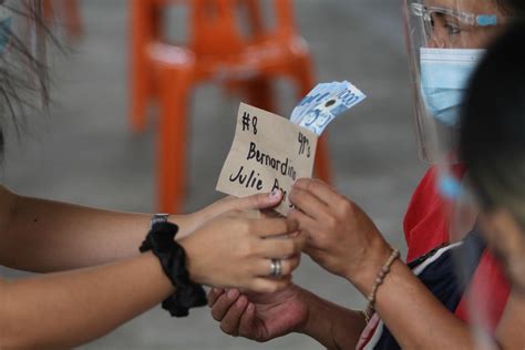 Manila Residents Receive Cash Aid Amid ECQ Photos GMA News Online
