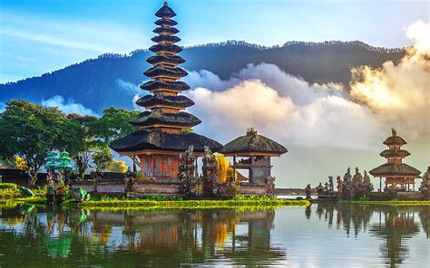 Standing on the shore of lake bratan, it is dedicated to dewi danu, the lake goddess and gives an illusion of floating on the water. Pura Ulun Danu Bratan Temple, 4k, Shaivite Water Temple ...