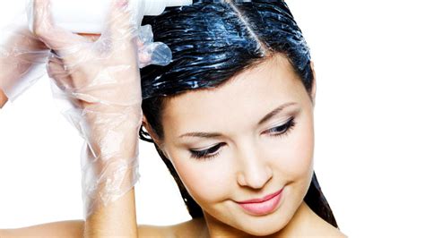 Tips dan cara mengecat atau mewarnai rambut ombre biasanya gradasi rambut dari gelap sampai terang di bagian ujungnya, adapun pilihan warna yang sering digunakan di antaranya. mengecat-rambut-sendiri - GitaCinta.com