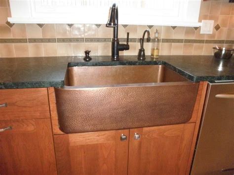 Als hartes und widerstandsfähiges material ist granit in seiner ästhetik und langlebigkeit die beste option für eine küchenarbeitsplatte. Elegante Bronze Spülbecken Kupfer Schürze Vorne Spüle Weiß Schränke Schwarz Arbeitsplatte Aus ...