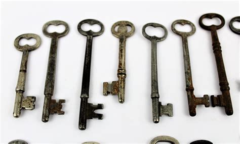 Antique Skeleton Keys / 22 Antique Keys / Rustic Skeleton Keys