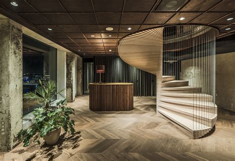 The loft is a trendy spot for a variety of casual american fare plus music & comedy acts in the upstairs lounge. Binnen in A'DAM Toren: The Loft is spectaculaire ...