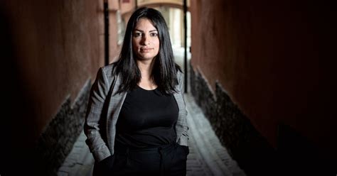 Göteborgissa koulunsa käynyt dadgostar on opiskellut oikeustiedettä tukholman yliopistossa sekä liikejuridiikkaa. Nooshi Dadgostar går direkt igenom glastaket | Göran ...