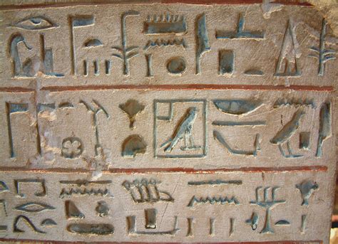 Kennt jemand einen dem man des senden kann, damit er es übersetzt. Hieroglyphen-ABC