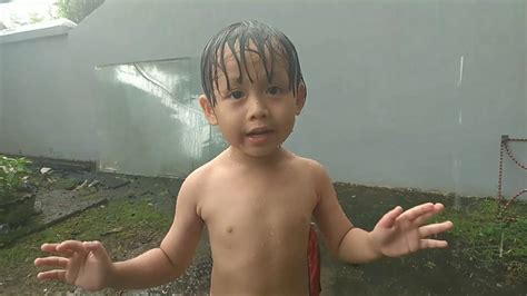Main Hujan Hujanan Bersama Adek YouTube