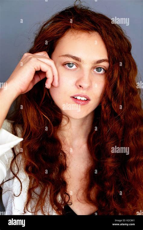 Model Testsbeautiful Redhead Girl With Curly Hair Natural Color