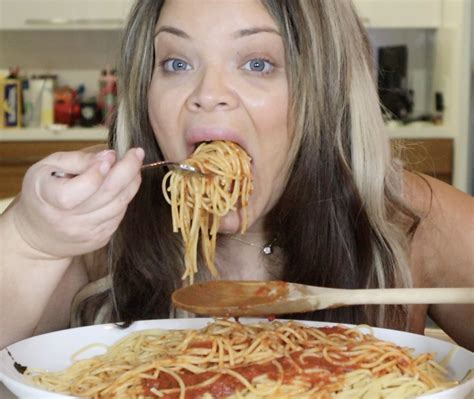 Trisha Paytas Stuffing Her Face With A Pound Of Spaghetti Trish Like