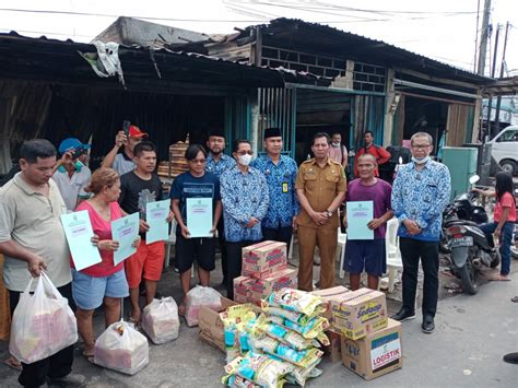 Penyerahan Paket Sembako Untuk Korban Bencana Kebakaran Di Kelurahan