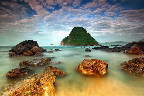 Menolak dengan satu kaki dan mendarat dengan kaki yang sama b. Wisata Pantai Pulau Merah, Tempat Paling Pas untuk Surfing ...