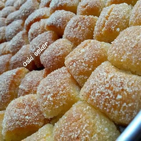 Ve sokakta, parkta, pastahanede her yerde en çok satılan tatlı türlerindendir ama ev yapımı şambali. LOKMALIK iRMiK TATLISI Hafif Şerbetli Tatlı | Yemek tarifleri, Yemek, Tatlı