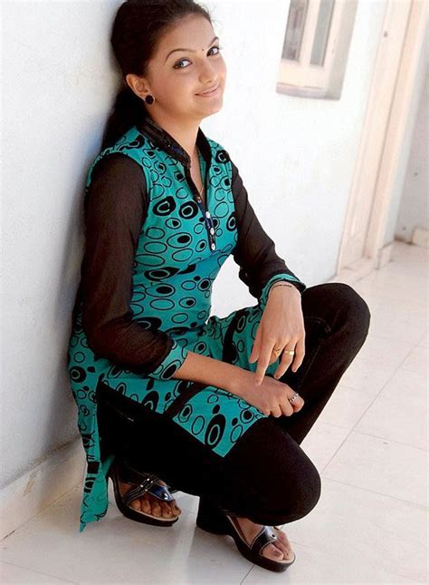 Back To Black Saranya Mohan A Popular Indian Hot And Sexy Actress Photos And Information