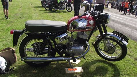 A bit more sporty as the standard crusader. royal-enfield-motorcycles-gb