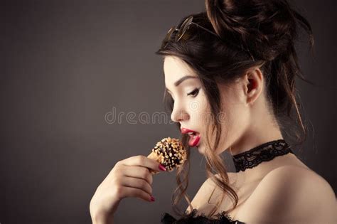 Belle Femme Sexy Mangeant La Cr Me Glac E Photo Stock Image Du Cookie