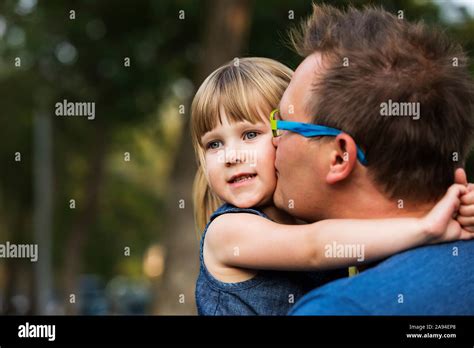 Beso Padre E Hija Fotografías E Imágenes De Alta Resolución Página 2