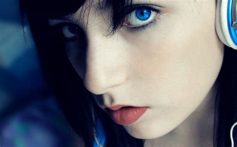 Cute Blue Eyed Girls 25 Pics
