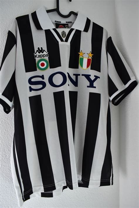 Mit einem juventus turin trikot, das die rückennummer 10 trägt, weiß jeder sofort, dass der rekordspieler alessandro del piero ihr held ist. Juventus Del Piero Trikot 95/96 | Kaufen auf Ricardo