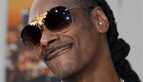 Queen Elizabeth Struggles To Help Snoop Dogg Stay In Uk Celebrites