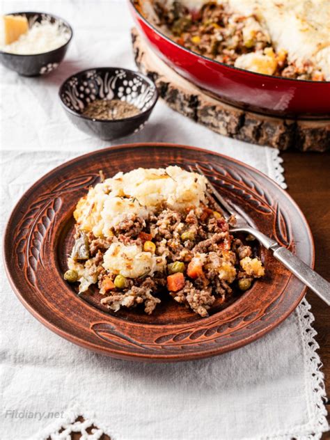 There are 272 calories in 1 cup of shepherd's pie with beef. Healthy Shepherd's Pie - lightened up and lower in calories favorite dinner