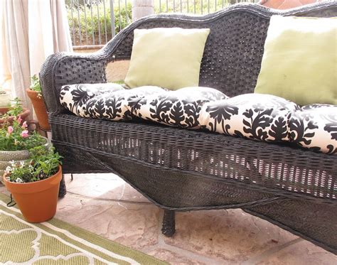 Come see this step by step tutorial! How to paint wicker furniture