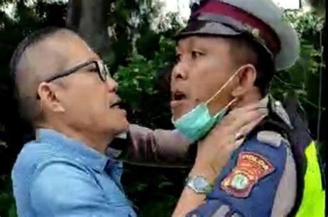 Video Viral Tak Sudi Kena Tilang Seorang Pria Dorong Dan Cekik Polisi
