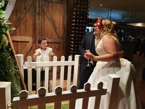 Find the perfect wedding photobooth hire in melbourne. Weddings Photo Booth Melbourne - Our Mirror Booth