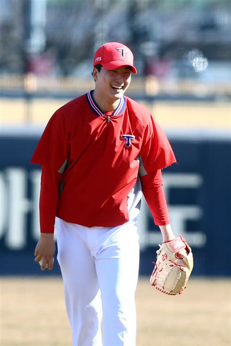 앞서 광주경찰청은 문 전 회장이 광주 동구 학동 재개발사업에 깊이 관여한 정황을 확인해 입건했지만. '막내 탈출'과 '욕심' 사이..KIA 정해영 "2년차, 이제 도망가야겠다 ...