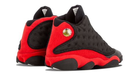 Les air jordan 13 black red ont un dessus en daim et mesh noirs contrastés par du daim rouge, du 3m réfléchissant, des touches de blanc sur la semelle extérieure et par l'hologramme sur le côté. The Daily Jordan: Air Jordan 13 "Bred" - Air Jordans, Release Dates & More | JordansDaily.com