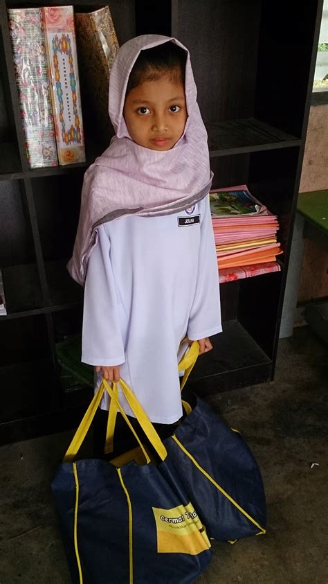 Berbagai peranan yang terdapat didalam keluarga adalah sebagai. P. Moral Tahun 1 : Baik Hati. (Menolong ahli keluarga ...
