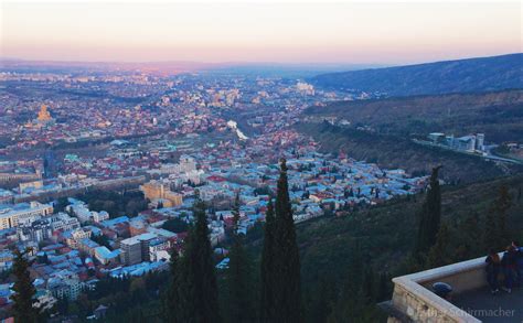 Es ist die bevölkerungsreichste und größte stadt des landes. georgien-tiflis-aussicht - Esther's Travel Guide
