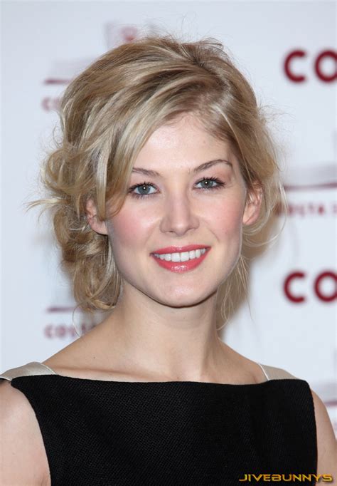 Rosamund pike dresses growing bump in white striped dress. Rosamund Pike special pictures (5) | Film Actresses