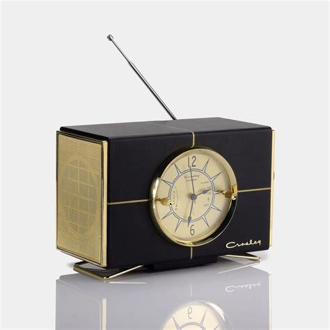 This Crosley Lewis Retro Radio Radio is a grand throwback, inspired by