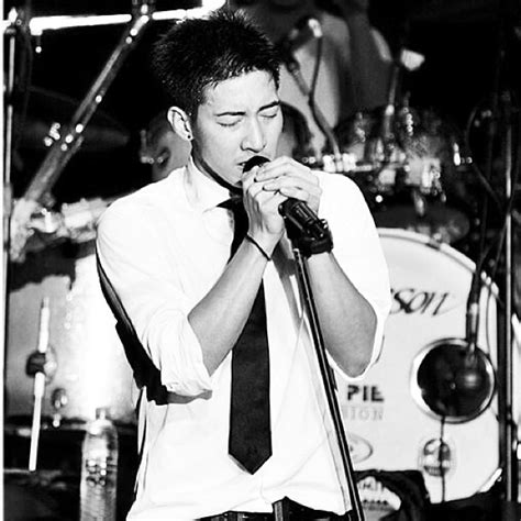 สำหรับ โตโน่ ปัจจุบันอายุ 34 ปี แจ้งเกิดในวงการบันเทิงจากการประกวด เดอะ สตาร์ 6 และมีผลงานมากมายทั้งบทบาทการเป็นนักร้อง และนักแสดง โดยเจ้า. โตโน่ ยืนยัน ภาพผู้ชายเปลือย ไม่ใช่ตน แน่นอน!