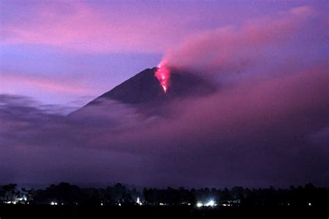 Volcanic eruptions actually cool the planet because the particles ejected from volcanoes shade incoming solar radiation. L'Indonésie en alerte, le volcan Semeru est entré en éruption